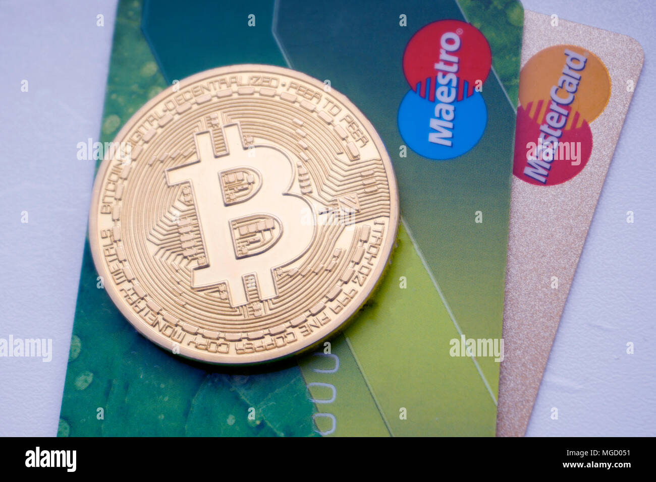 Russia - Berezniki il 9 Ottobre 2017 : bitcoin verde e carta di credito Foto Stock