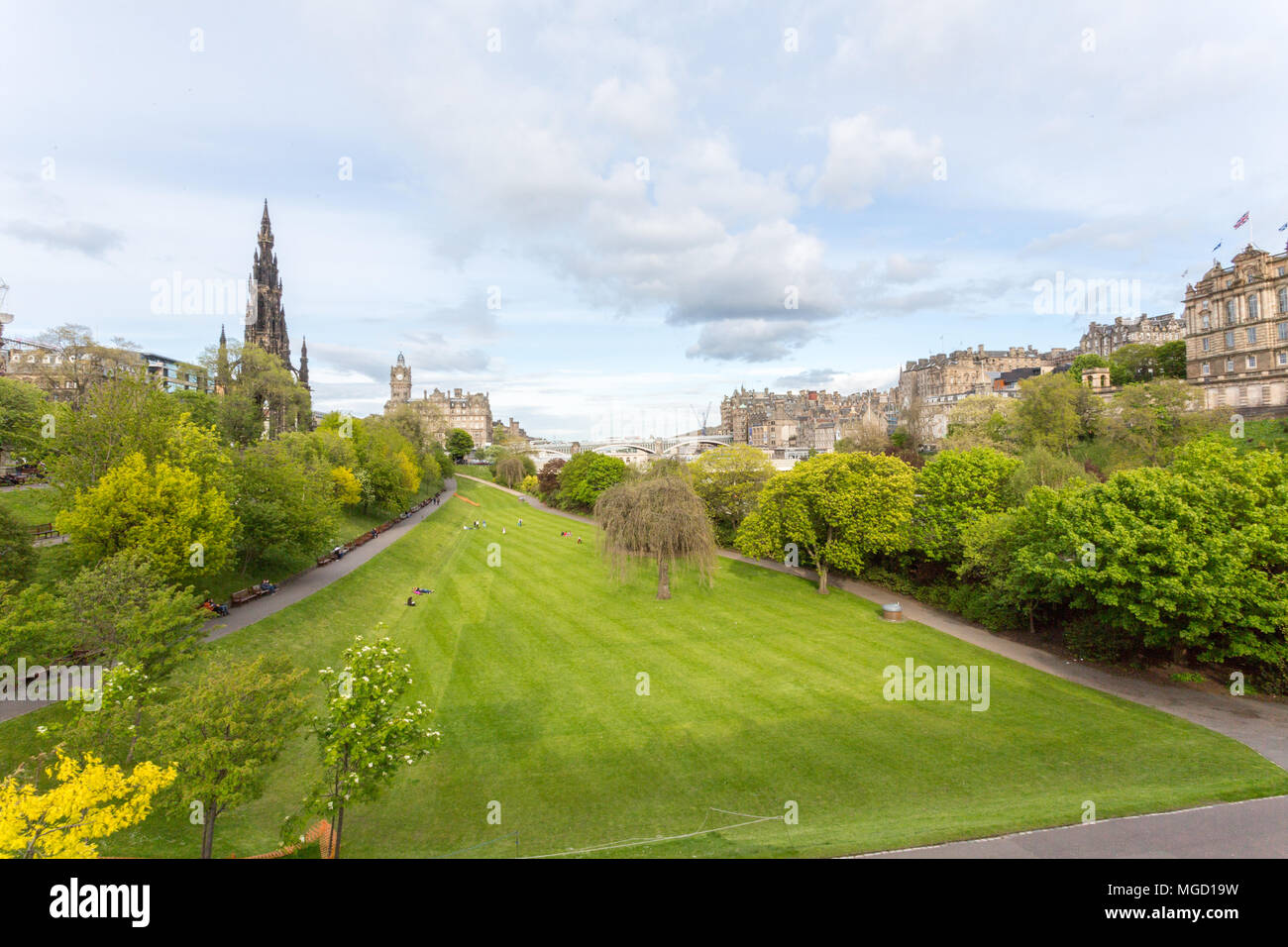 Edimburgo/SCOZIA - 20 Maggio 2015: su un parzialmente soleggiato giorno a Edimburgo in Scozia che si affaccia sulla Princes Street Gardens nel verde lussureggiante. Foto Stock