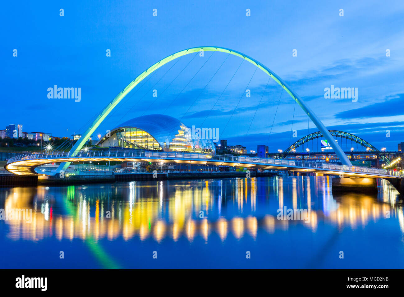 Newcastle/Regno Unito - 23 Maggio 2015: il Gateshead Millennium Bridge, un tilt ponte che attraversa il fiume Tyne in Newcastle e Gateshead. Foto Stock