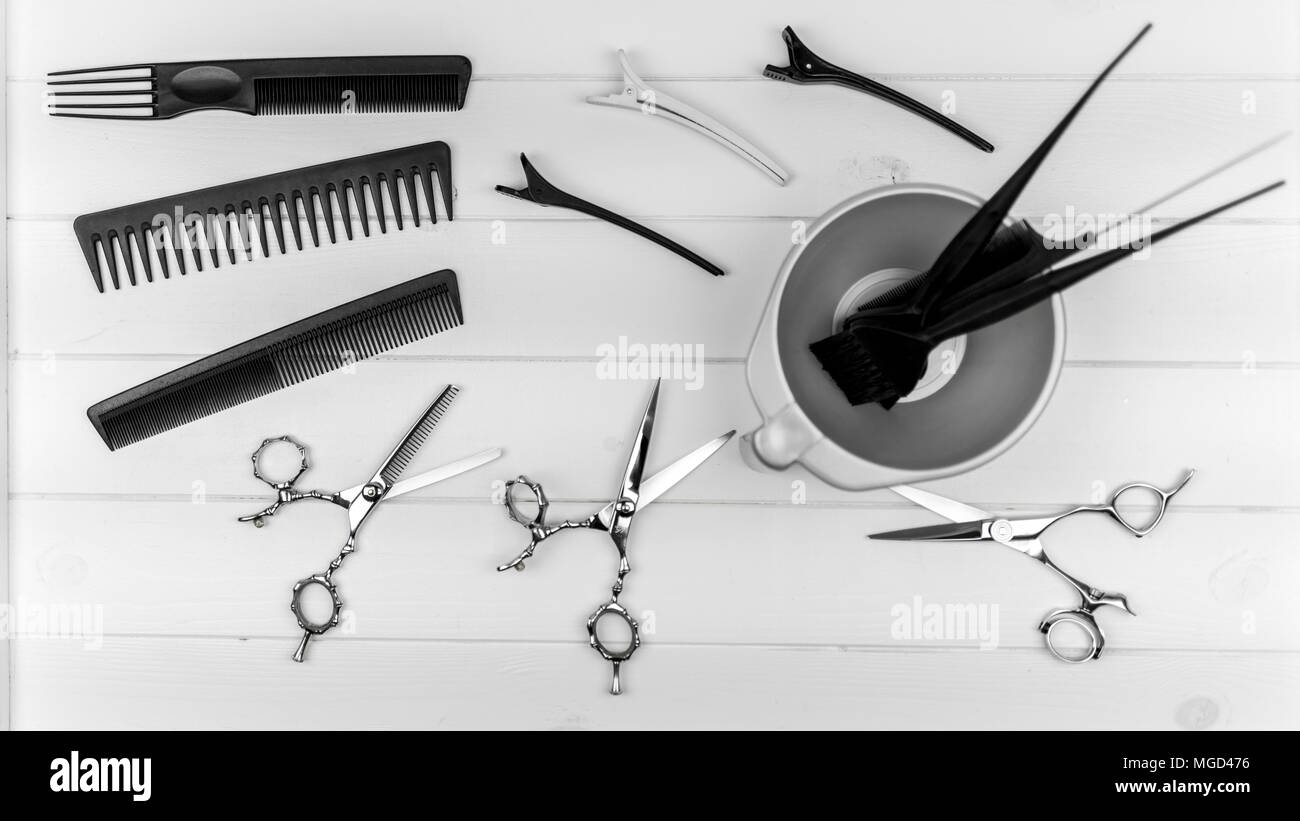 Taglio di capelli professionale pettini, forbici, clip, vaso, la colorazione di spazzole per capelli salon Foto Stock