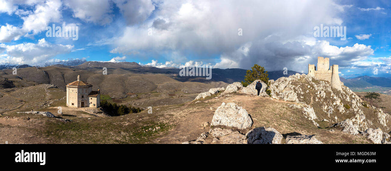 Rocca Calascio panoramica, Calascio village, L'Aquila district, Abruzzo, Italia Foto Stock