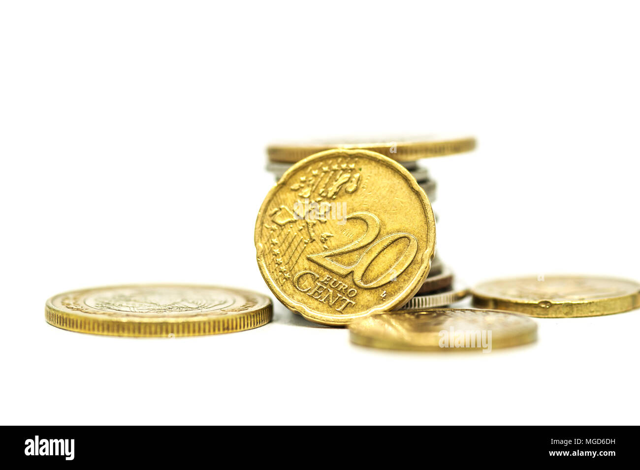 Pila di monete, peso messicano di denaro solido su sfondo bianco. Foto Stock