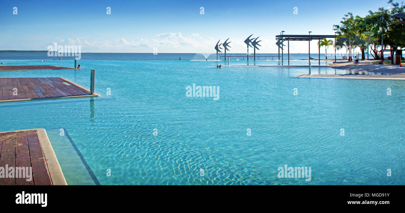 Il Cairns Esplanade pubblico piscina laguna sul bordo della Grande Barriera Corallina in Australia Queensland Foto Stock