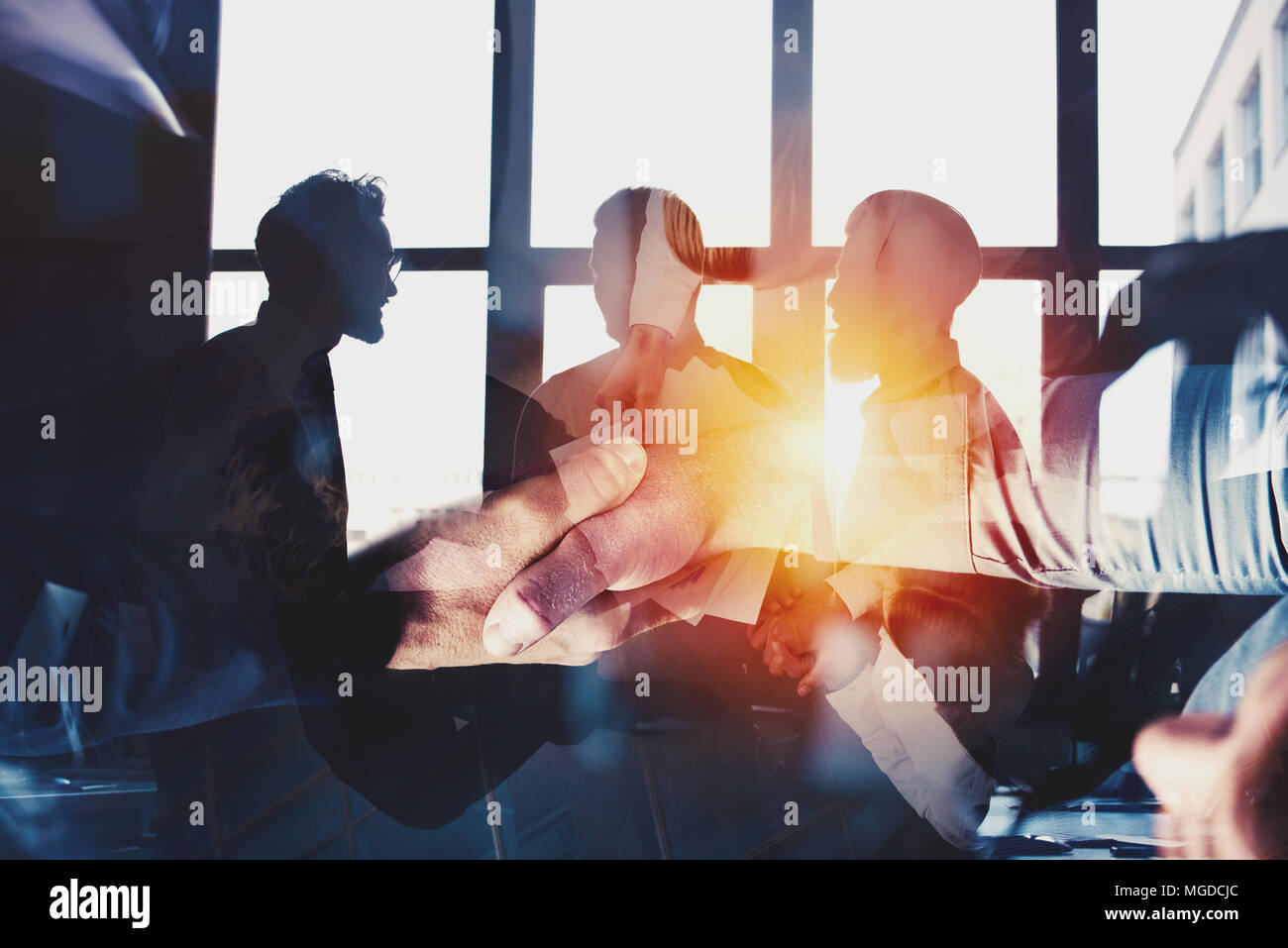 Handshaking persona business in ufficio. concetto di partnership e il lavoro di squadra. doppia esposizione Foto Stock