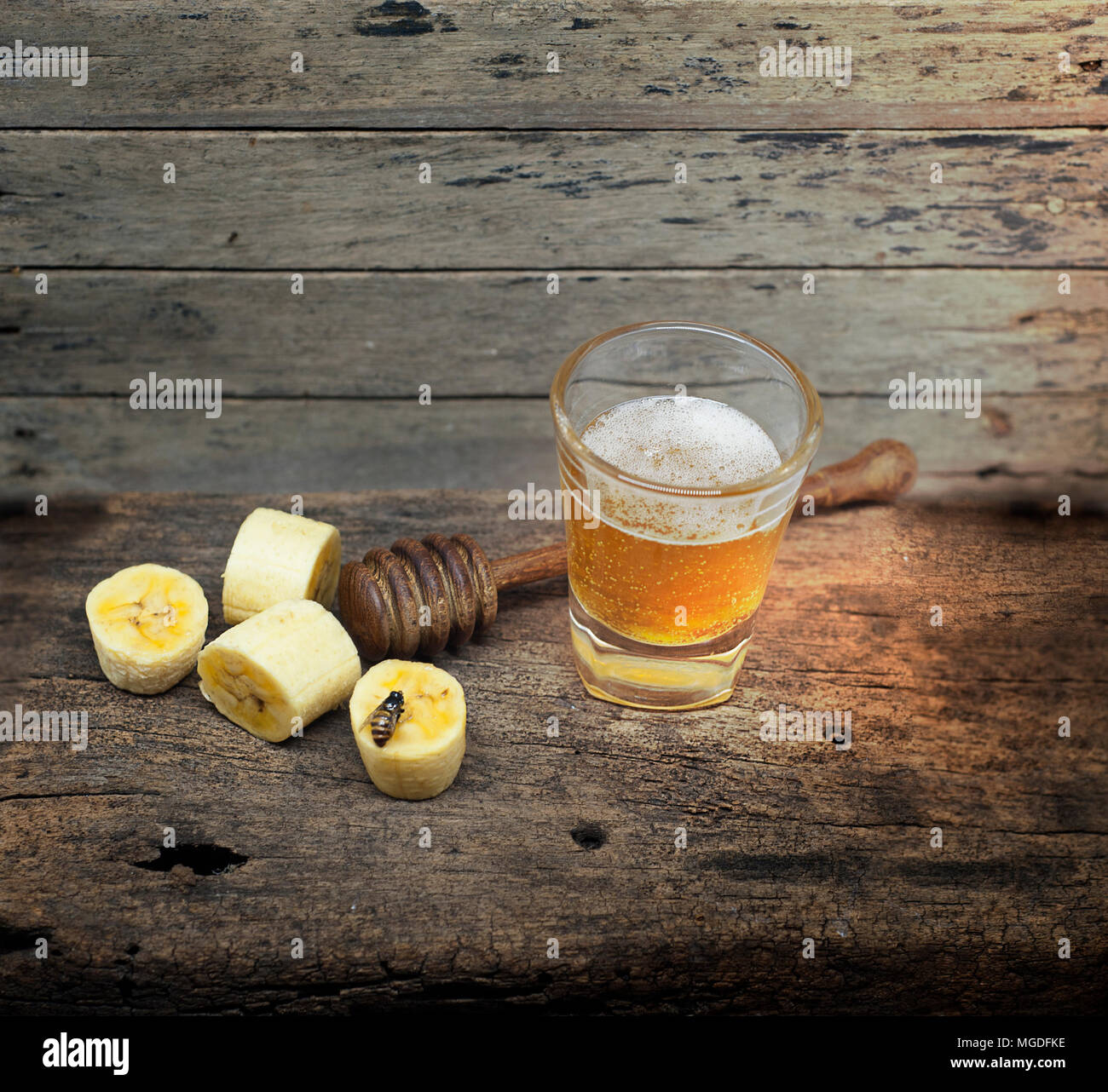 Miele e banana , legno sfondo vintage Foto Stock