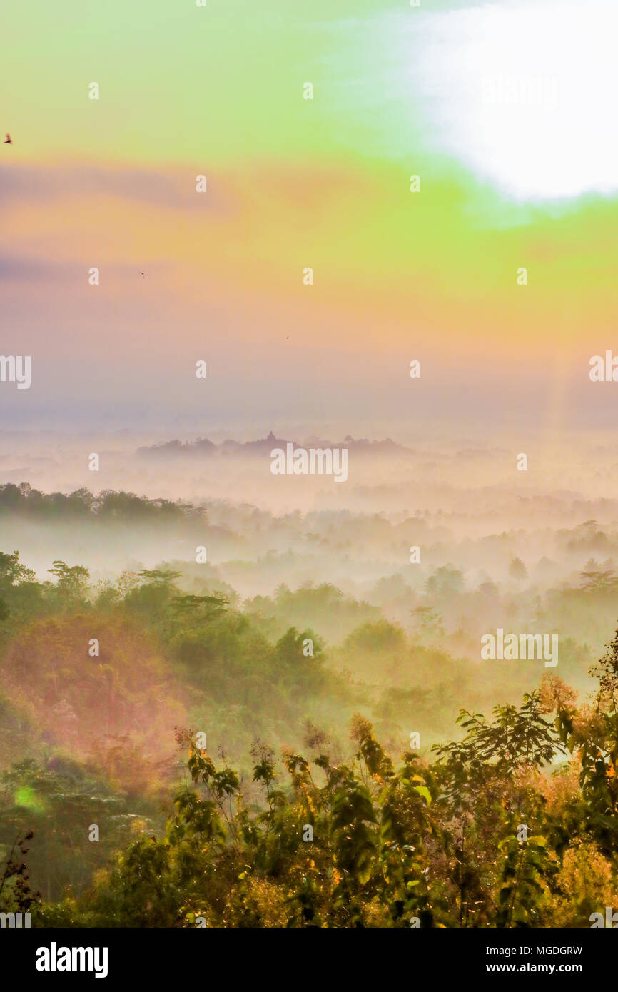 Il Tempio Borobudur (noto anche come candi borobudur) è uno dei più popolari di destinazione in magelang regency, java centrale provincia. Indonesia. Foto Stock