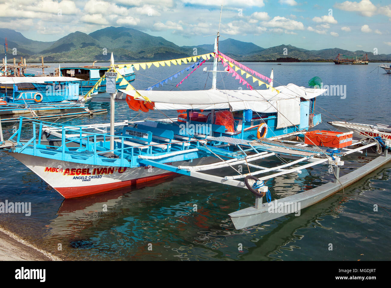Filippino inter-isola passeggero barca pompa noto localmente come bangka o paraw nel Visayas ancorata in Puerto Princesa, PALAWAN FILIPPINE. Foto Stock