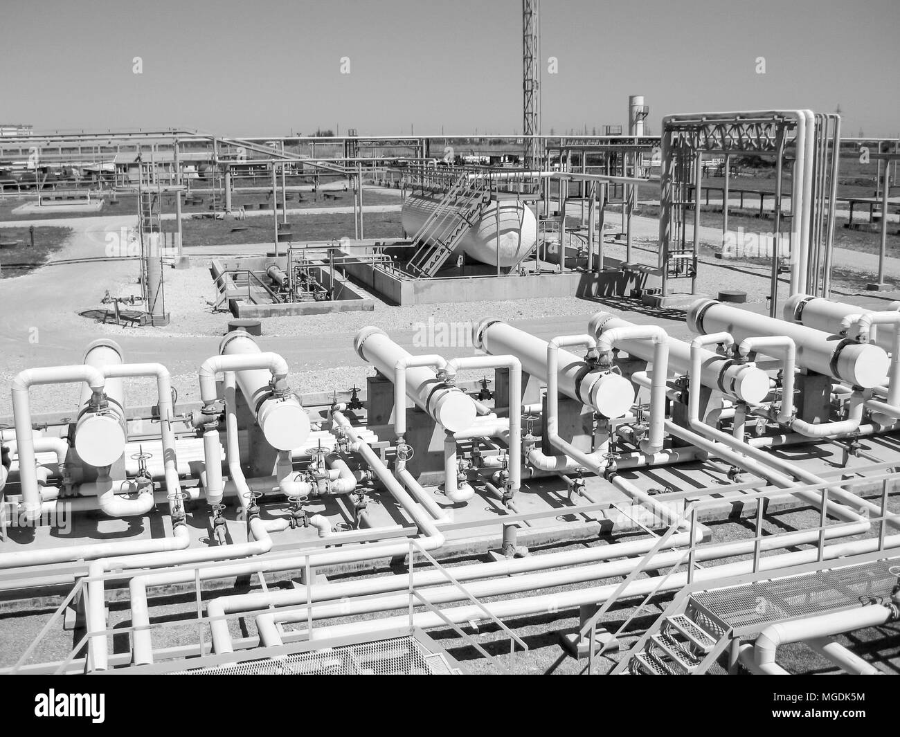 Scambiatori di calore in una raffineria. Le attrezzature per la raffinazione del petrolio Foto Stock