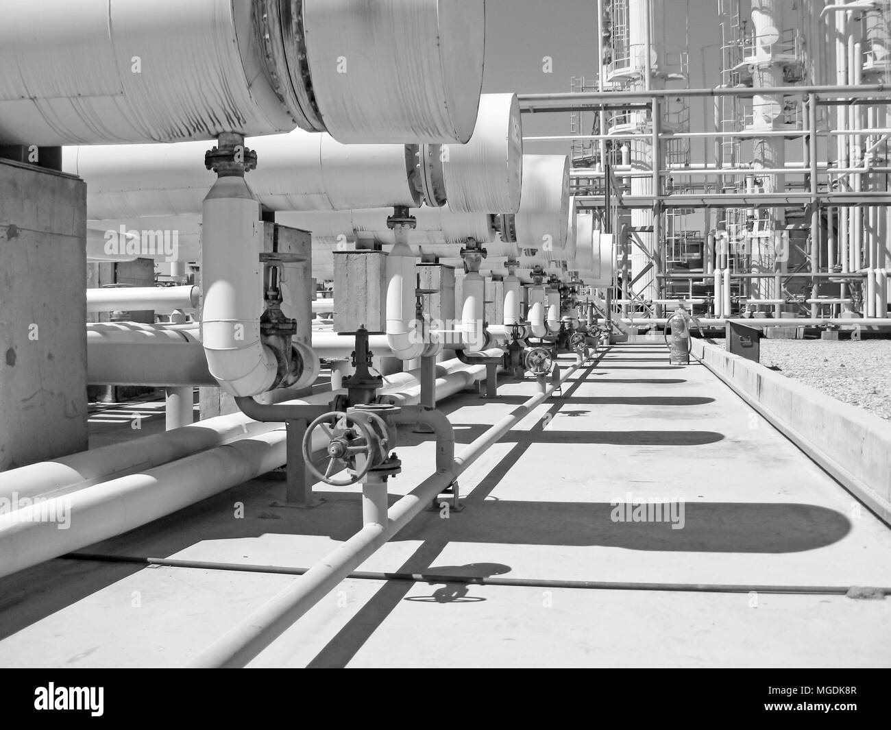 Scambiatori di calore in una raffineria. Le attrezzature per la raffinazione del petrolio Foto Stock