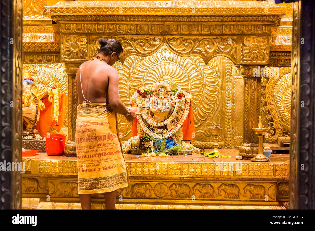 Arulmigu Manakula Vinayagar tempio, PUDUCHERY, Pondicherry, Tamil Nadu, India - Marzo circa, 2018. Indian tempio indù Sacerdote di Dio Shiva oro Ganesha Foto Stock