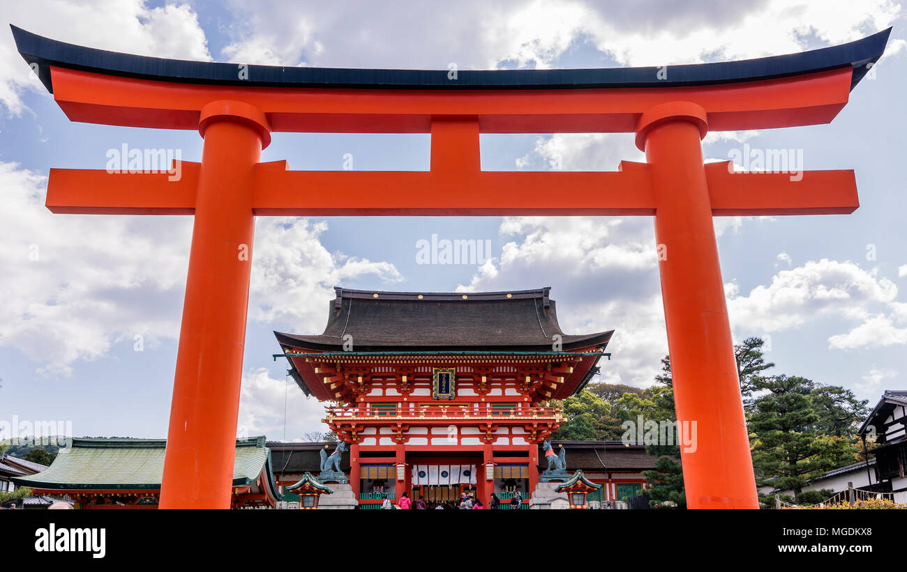 Bellissima vista del Fushimi Inari Santuario a Kyoto, Giappone, incorniciato in una porta rossa Foto Stock