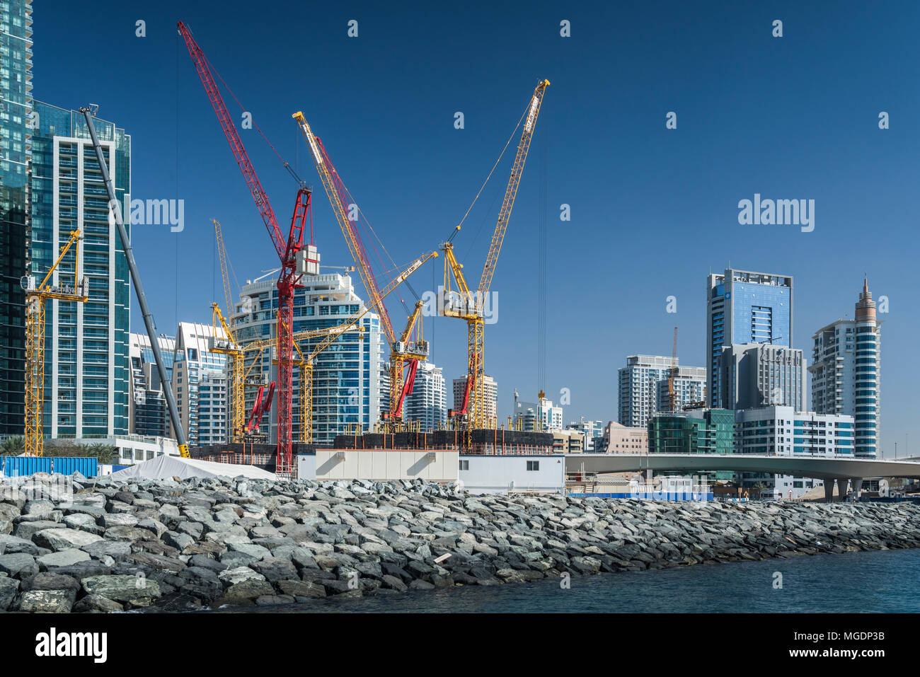 Costruzione di gru edili in Marina di Dubai, UAE, Medio Oriente. Foto Stock