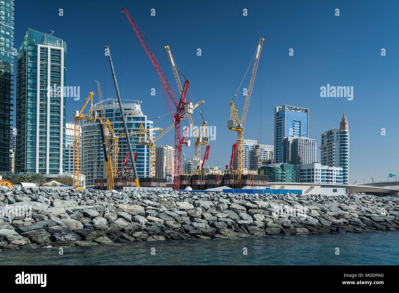 Costruzione di gru edili in Marina di Dubai, UAE, Medio Oriente. Foto Stock