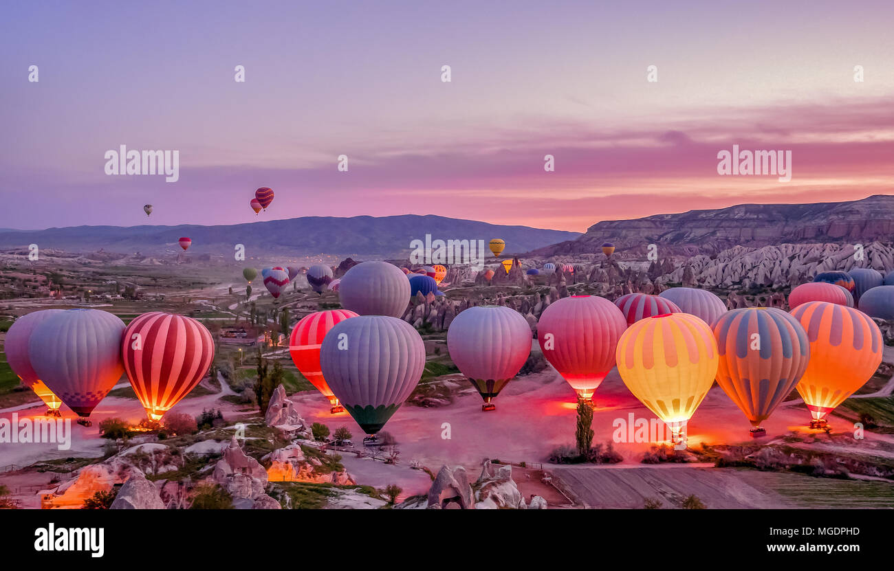 Colorate mongolfiere prima del lancio a Goreme national park, Cappadocia, Turchia Foto Stock