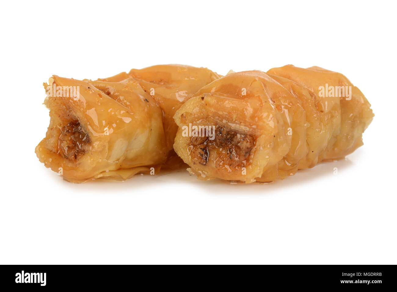 Due pezzi di dolce con roll baklava in sciroppo zuccherino isolati su sfondo bianco. Foto Stock