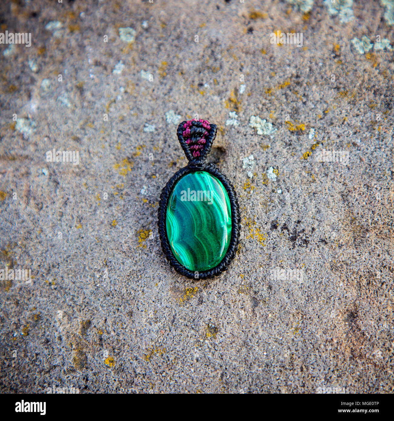 Pietra naturale collana su sfondo di pietra Foto Stock