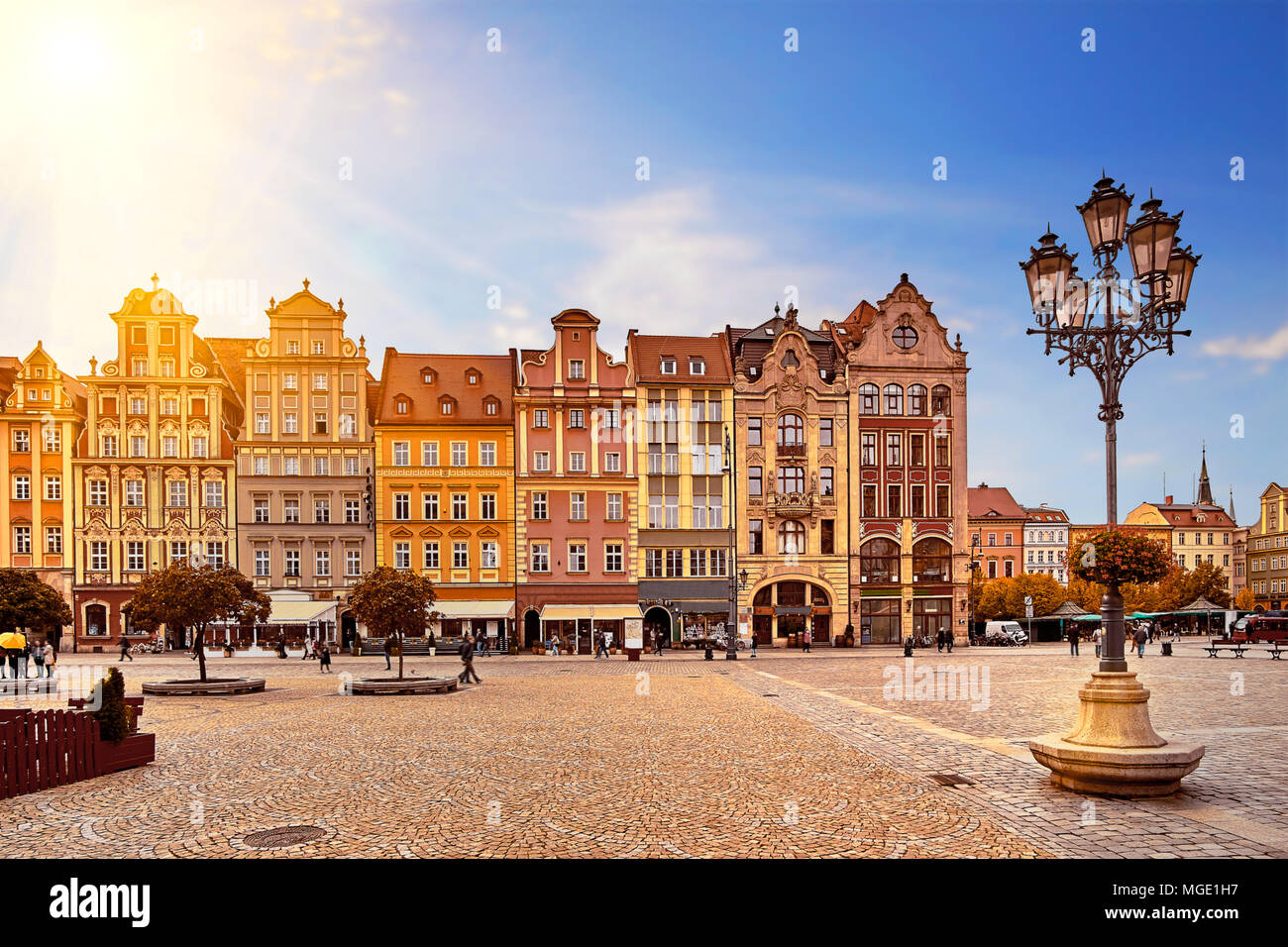 Piazza del Mercato Centrale a Wroclaw in Polonia con vecchie case colorate, strada lampada lanterna e turisti a piedi le persone al meraviglioso stupefacente sunris mattina Foto Stock