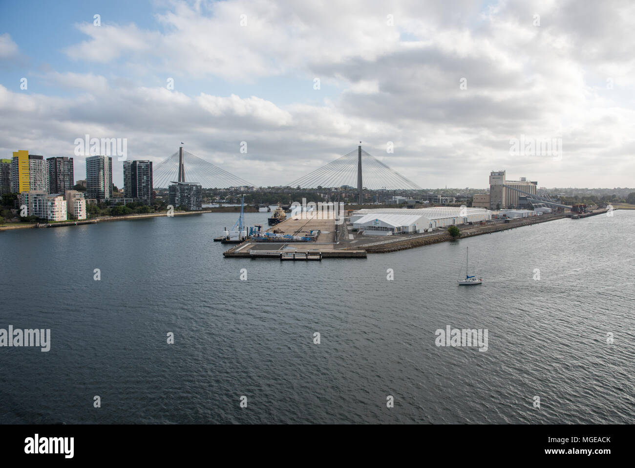 Sydney, NSW, Australia-December 7,2016:angolo alto vista sul porto fluviale con ponte Anzaz, barca a vela e architettura a Sydney in Australia Foto Stock