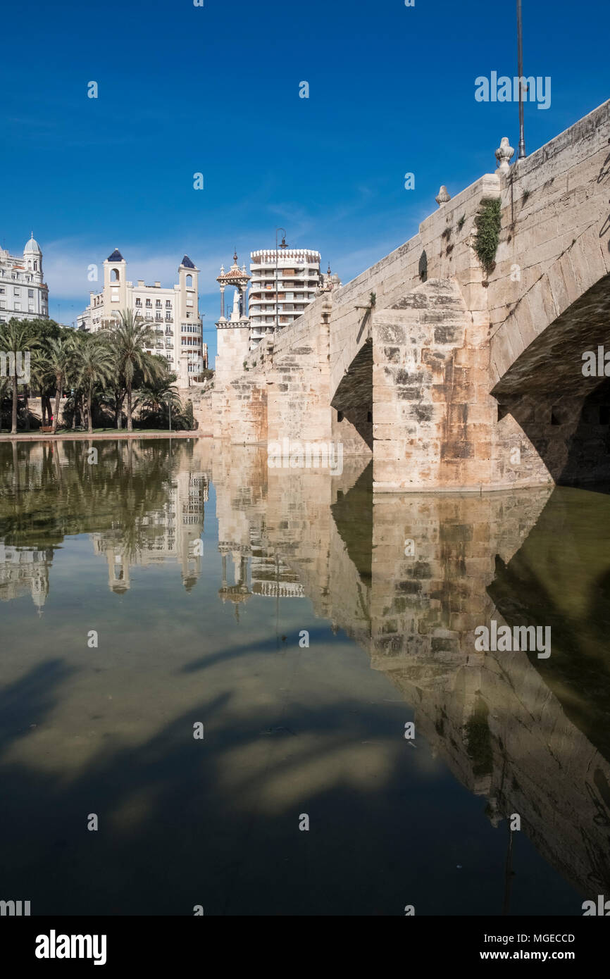 Piccolo lago sotto il Puente Del Mar ponte in Giardini Turia (Jardines del Turia), un 9km ex alveo in esecuzione attraverso la città, Valencia, Spagna Foto Stock