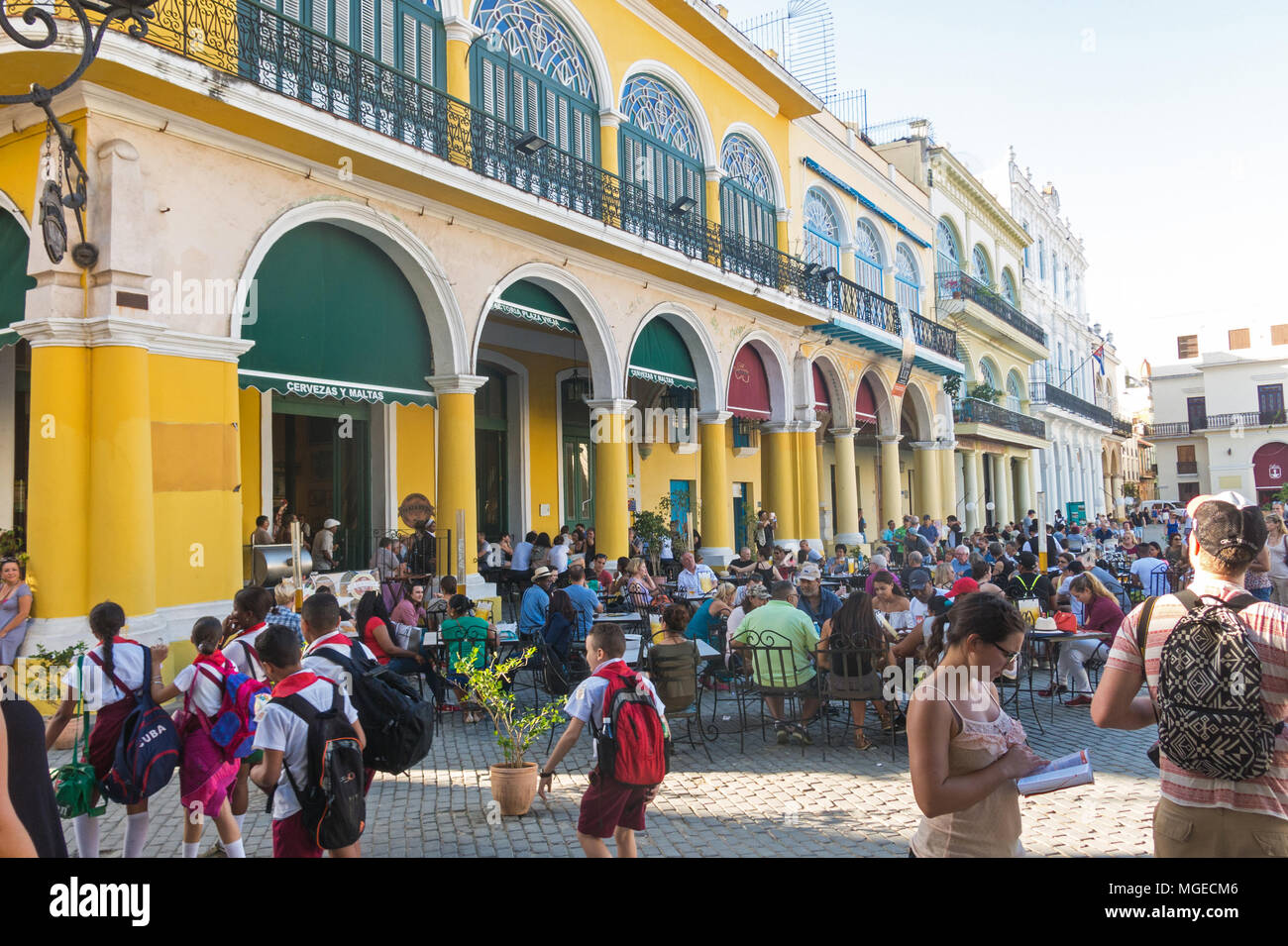 L'Avana, Cuba - Gennaio 16, 2017: turisti e scolari nella storica Piazza Vecchia o Plaza Vieja nel quartiere coloniale di l'Avana Vecchia. L'HAV Foto Stock
