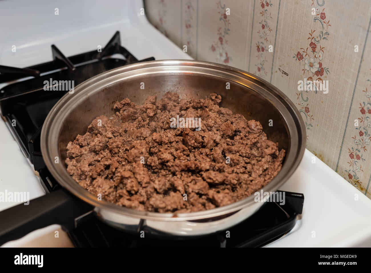 Appena rosolare la carne macinata di manzo per il peperoncino Foto Stock