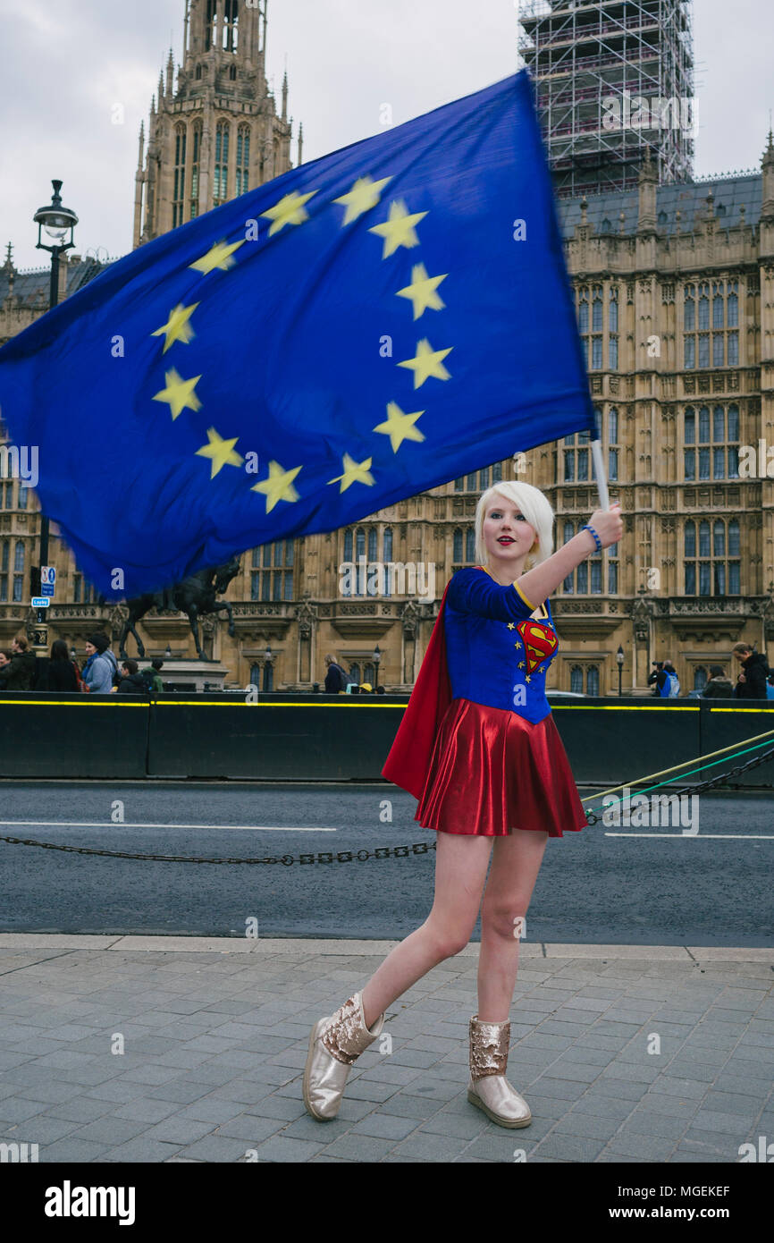 Londra, Regno Unito. Xxvii Aprile, 2018. Madeleiena Kay, noto anche come EUsupergirl, sventola una bandiera UE al di fuori di Westminster, a sostegno di rimanere campagna contro Foto Stock