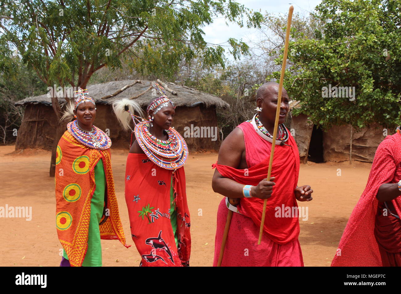 Masai donne che indossano colorati di verde e rosso abiti durante un rito tribale in un villaggio africano in Kenya, vicino a Nairobi Foto Stock
