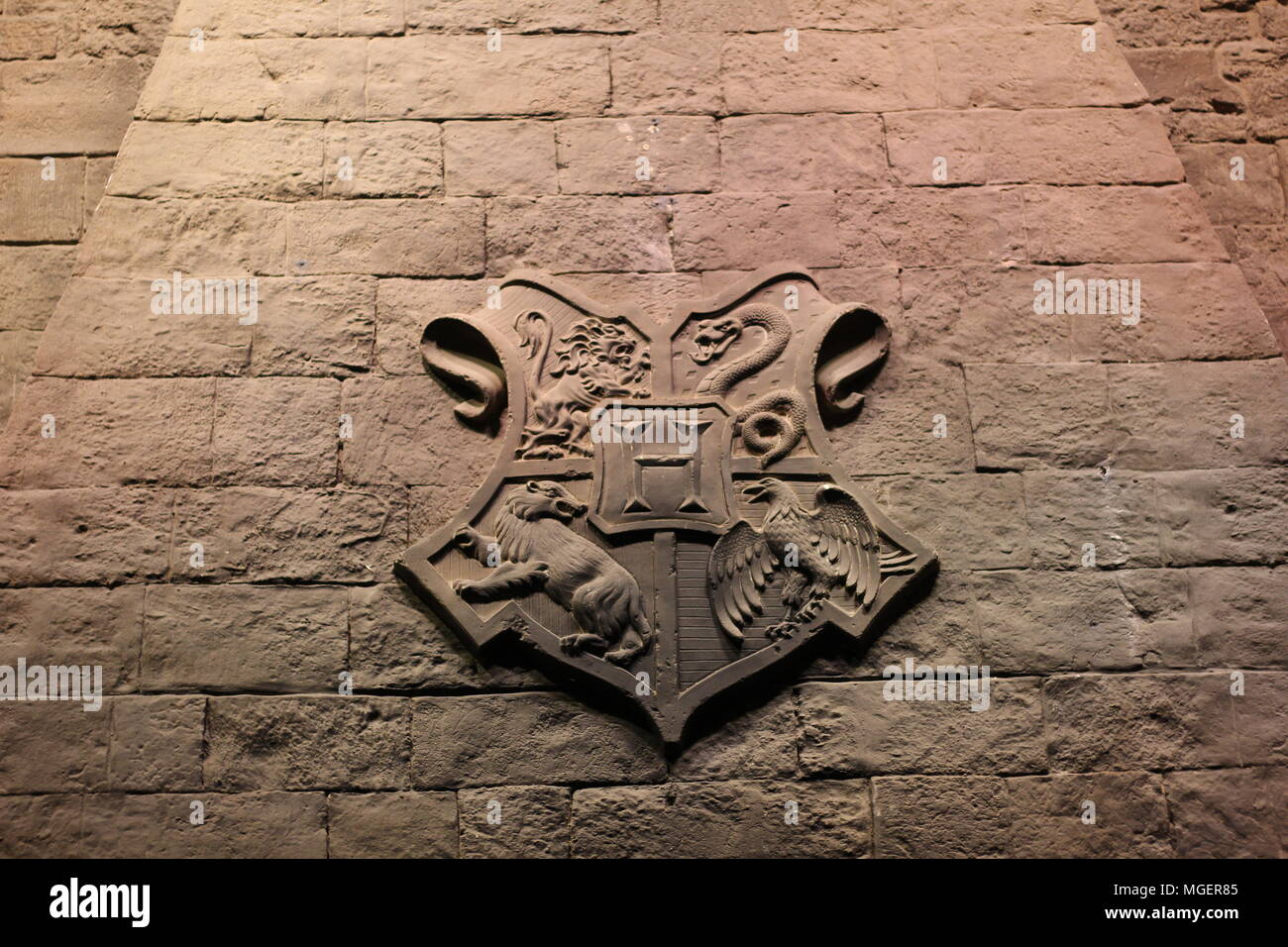 Stemma della scuola di Hogwarts presente su una parete nella sala comune del castello di Harry Potter Foto Stock