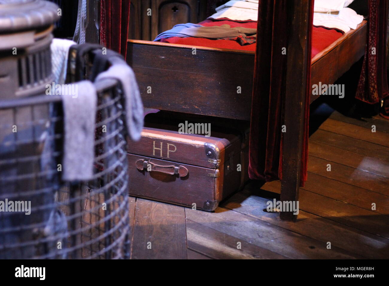 Dettaglio di Harry Potter del bagaglio con la sigla sotto il letto a fuoco nel dormitorio di Grifondoro Foto Stock