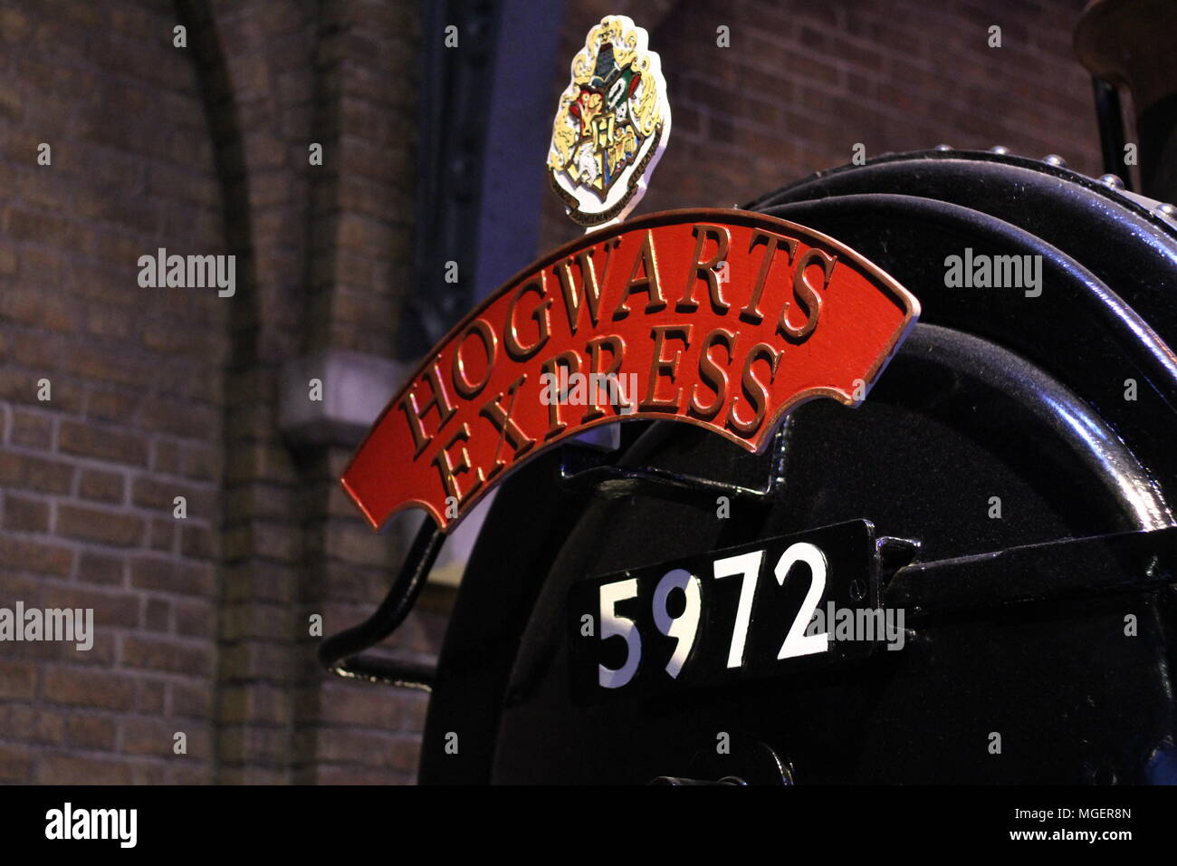 Etail di Hogwarts Express locomotore con la scritta rossa e il numero del treno in partenza dal binario nove e tre quarti Foto Stock