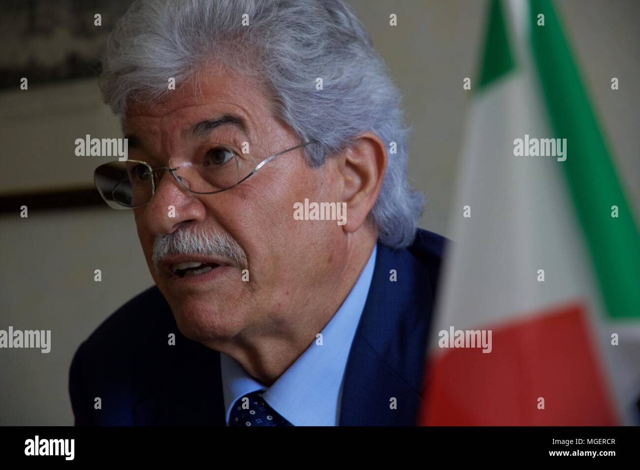 Il senatore e politico Antonio Razzi nel suo ufficio del Senato Foto Stock