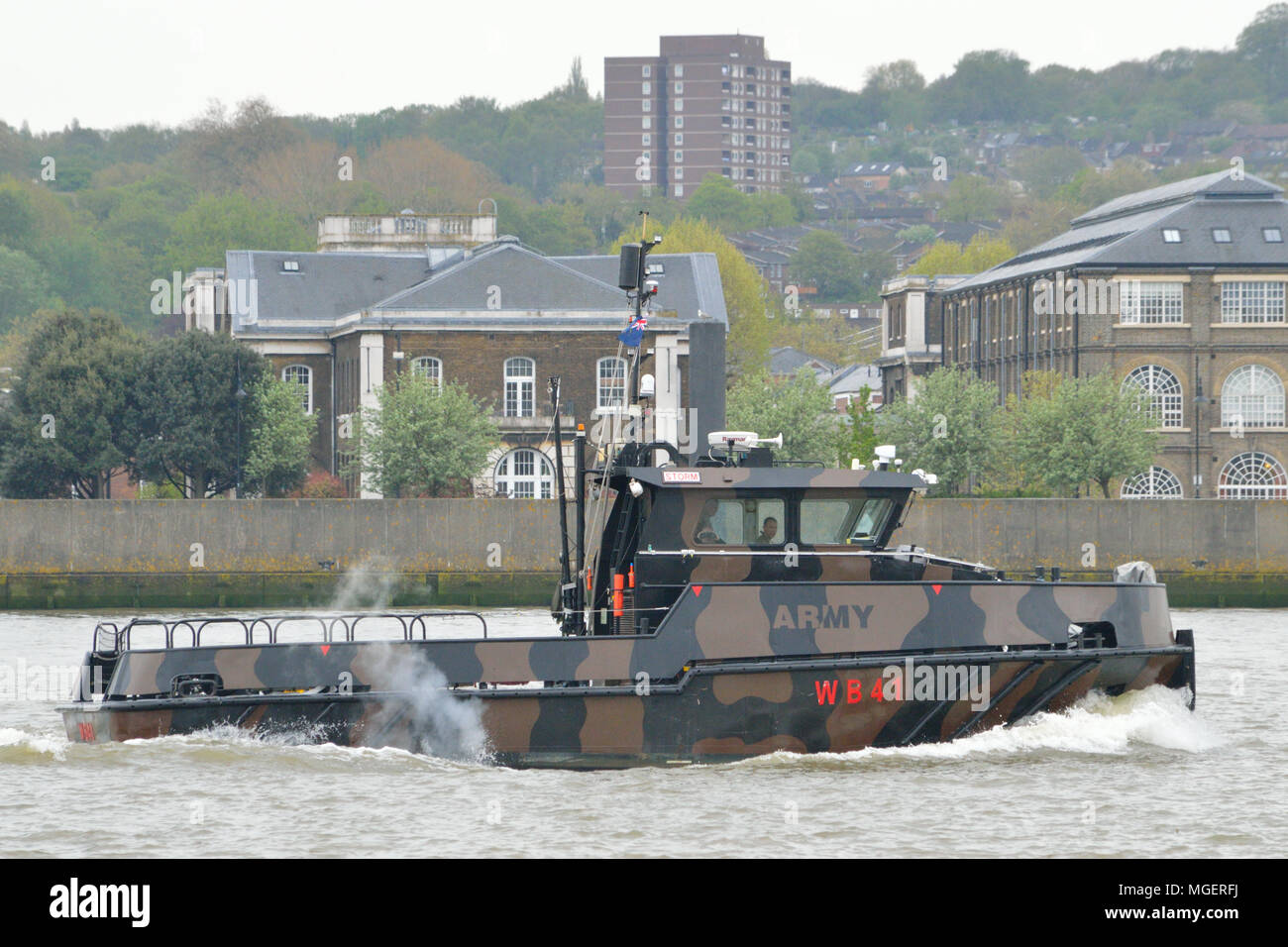 Esercito britannico workboat sul Fiume Tamigi a Londra Foto Stock