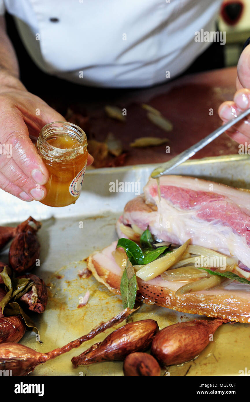 La preparazione del cibo - carne di maiale caramellato chop con Cherrueix scalogni da La Table du Marais ristorante La Fresnais, Francia Foto Stock