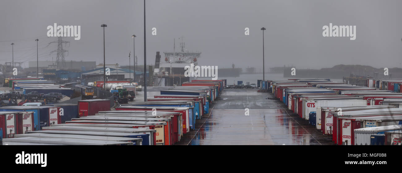 Rampa settentrionale classe 144 pacer treno in partenza dal Porto di Heysham con il 1 treno quotidiano che si collega con l'isola di man traghetto Foto Stock