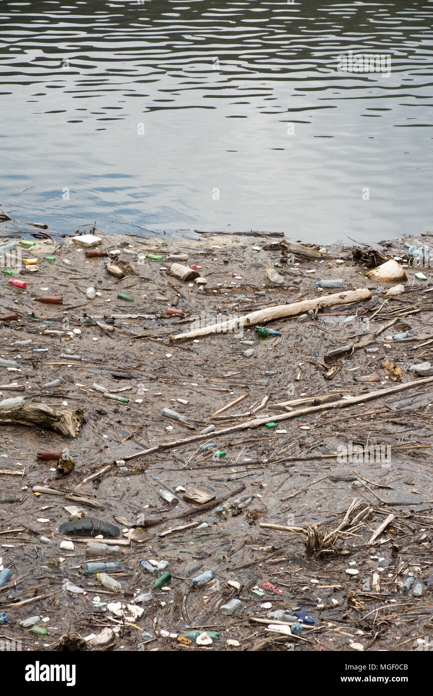 Inquinamento ecologico dei corpi idrici. Garbage galleggianti in acqua. Foto Stock