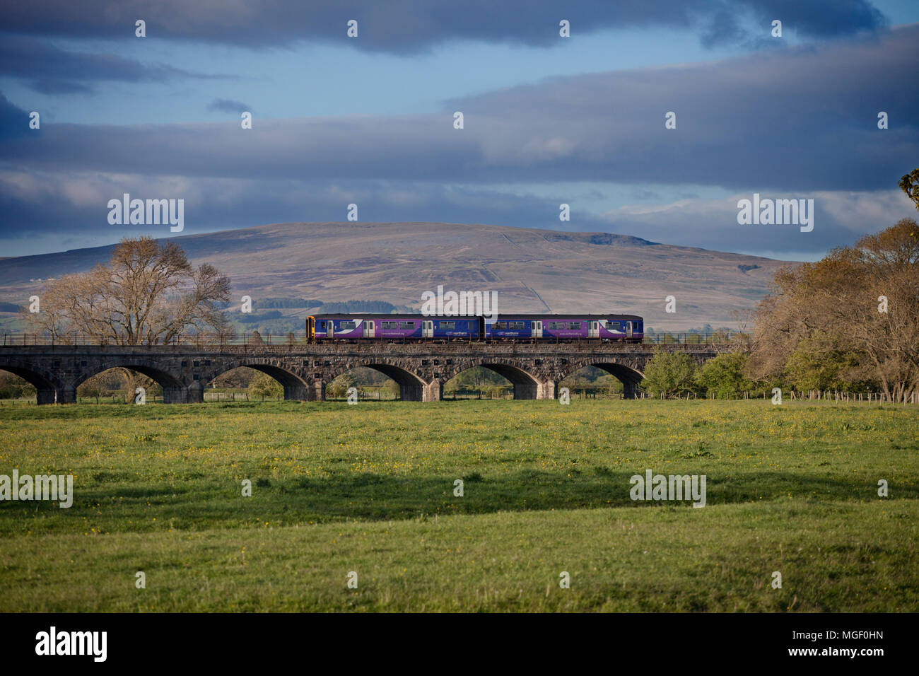 Una rampa settentrionale classe 150 sprinter treno attraversato il viadotto a Melling sul Carnforth accontentarsi di giunzione della linea ferroviaria, Lancashire Foto Stock