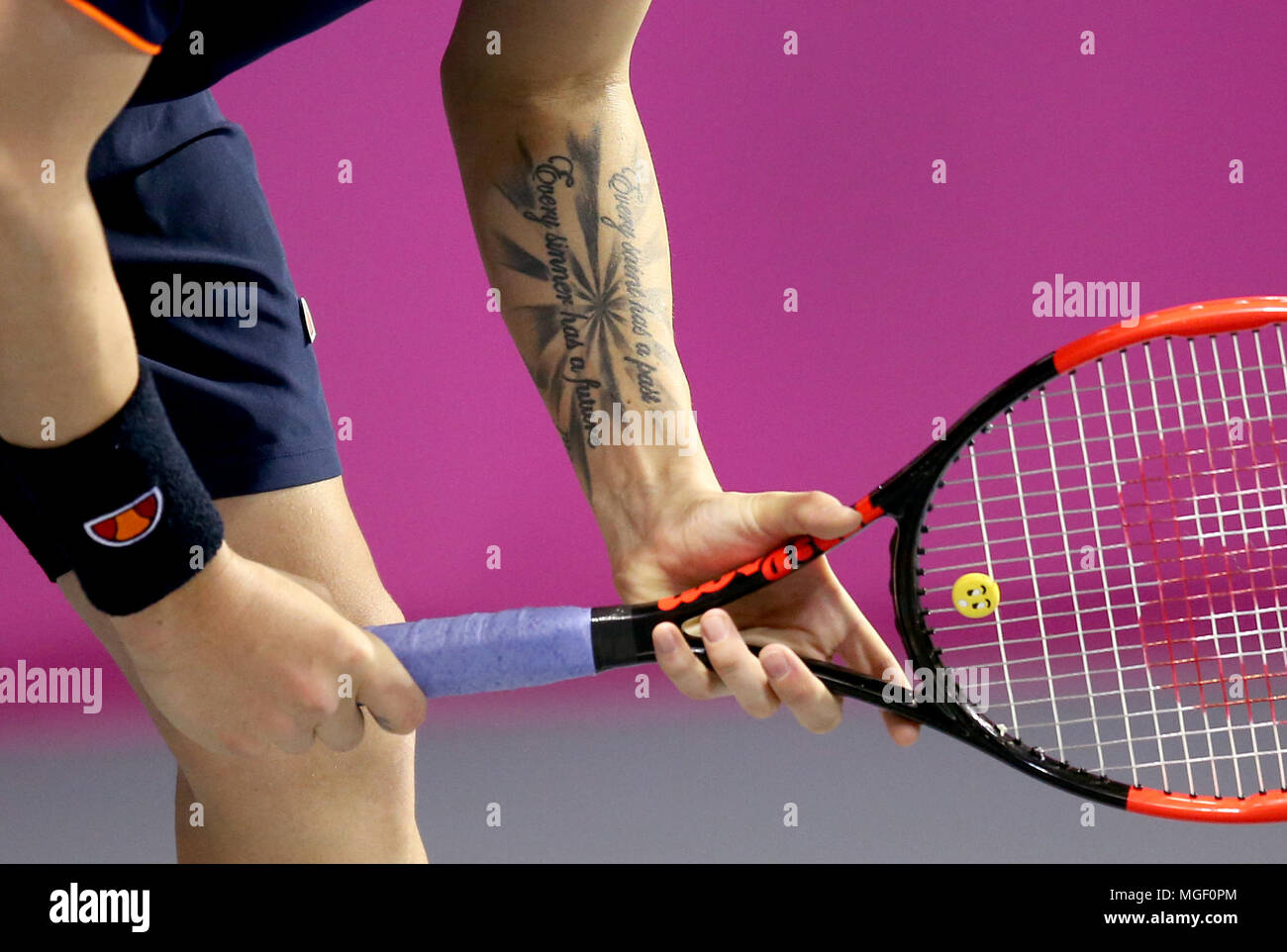 Gran Bretagna Dan Evans tatuaggio sul display durante il giorno uno del Challenger ATP Tour evento al Scotstoun Centro Tennis, Glasgow Foto Stock