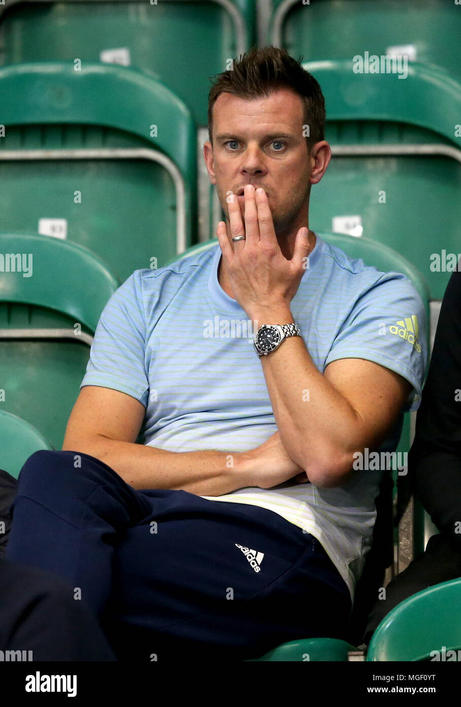 L ex giocatore e Coppa Davis capitano Leon Smith orologi come Gran Bretagna Dan Evans gioca contro Edward Corrie durante il giorno uno del Challenger ATP Tour evento al Scotstoun Centro Tennis Glasgow