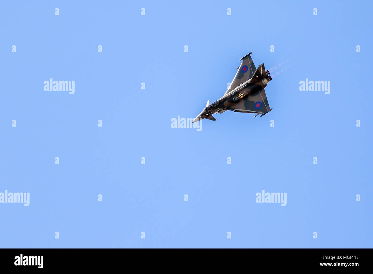 RAF Coningsby EF-2000 typhoon FGR4 verniciato per commemorare il 75anni poiché la Battaglia di Bretagna battenti a Royal Air Force Airshow di Fairford (RIAT) Foto Stock