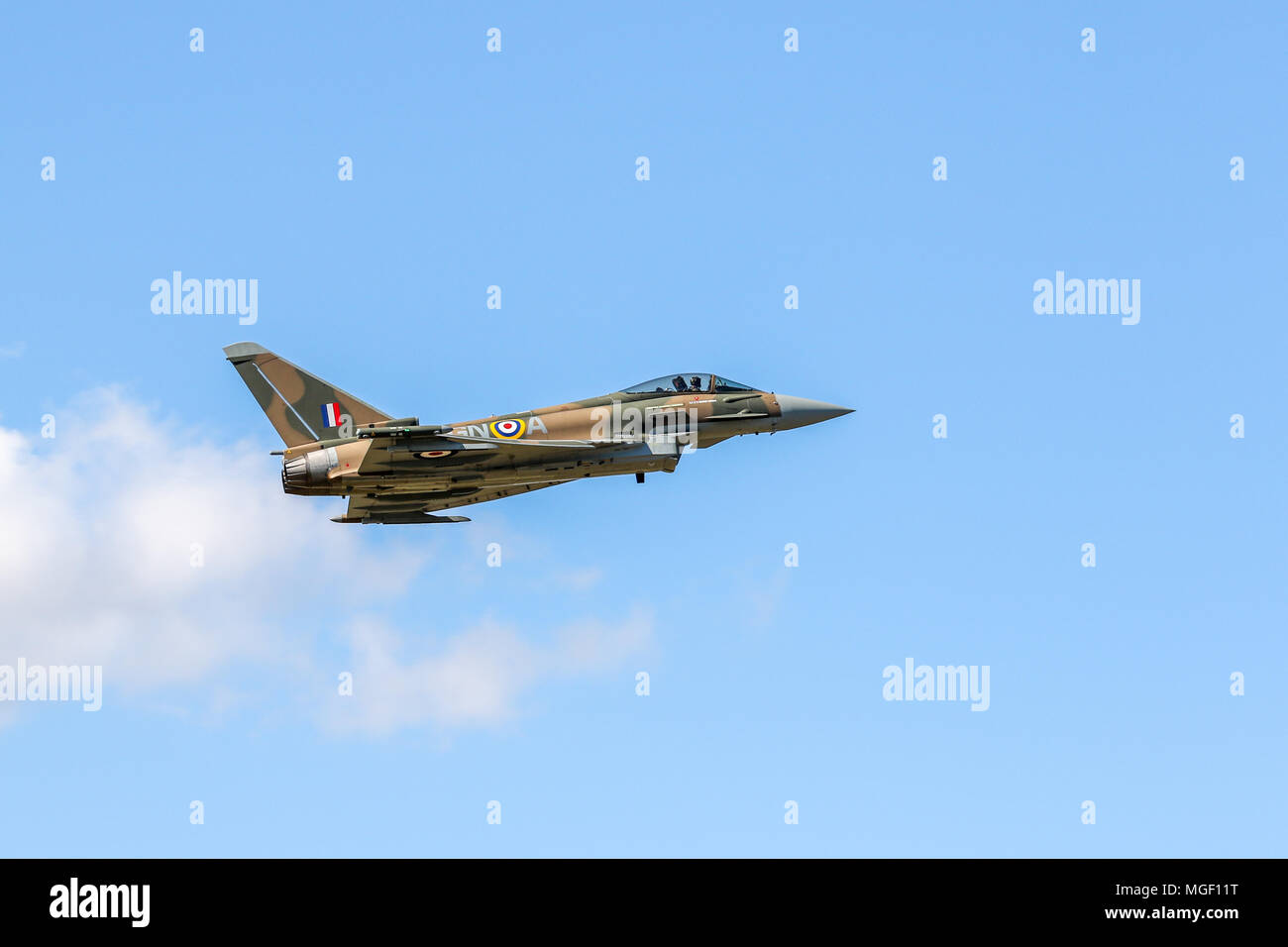 RAF Coningsby EF-2000 typhoon FGR4 verniciato per commemorare il 75anni poiché la Battaglia di Bretagna battenti a Royal Air Force Airshow di Fairford (RIAT) Foto Stock