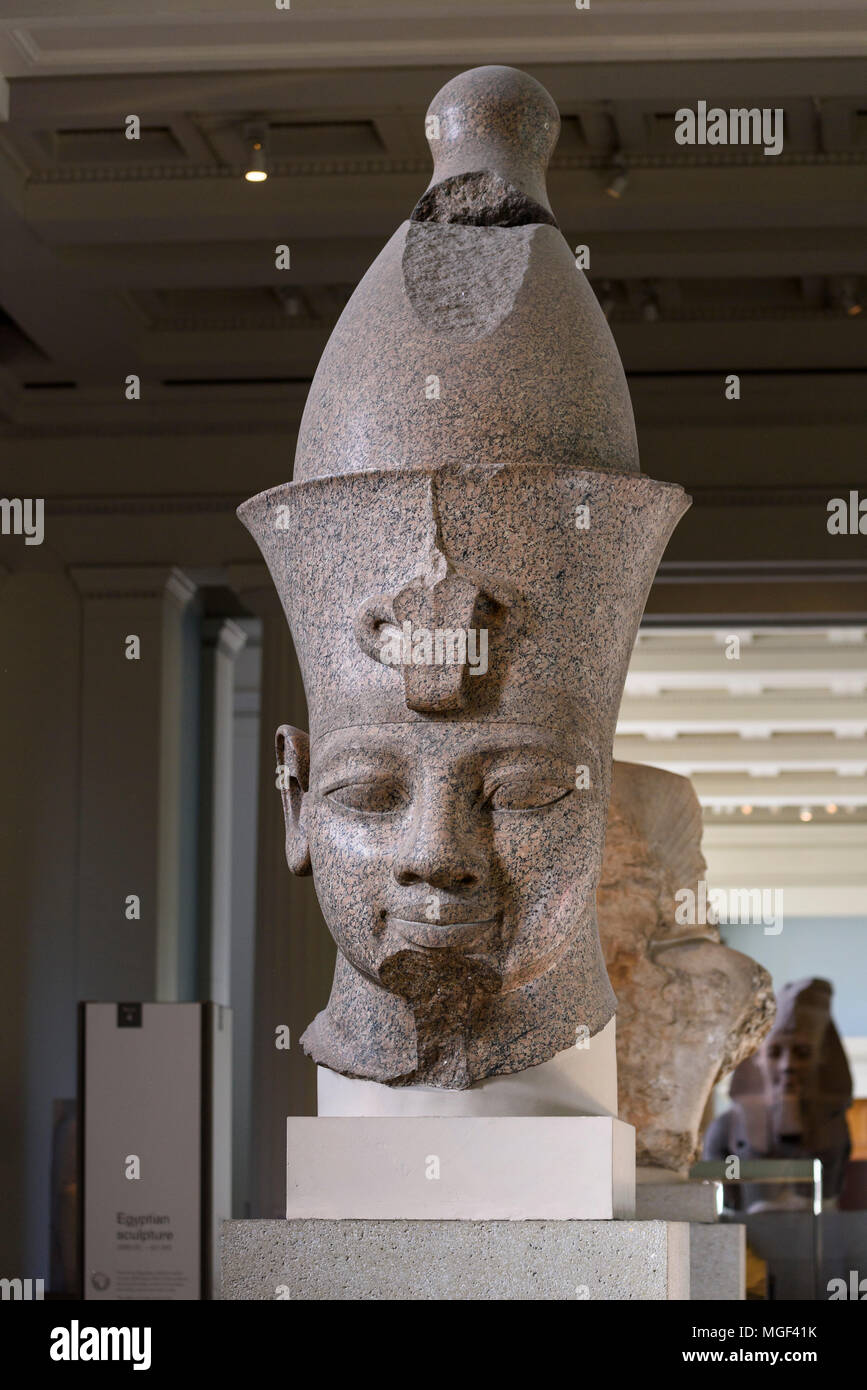 Londra. In Inghilterra. British Museum. Rosso colossale statua in granito credeva di essere faraone Amenhotep III indossando una doppia corona (Pschent) Foto Stock