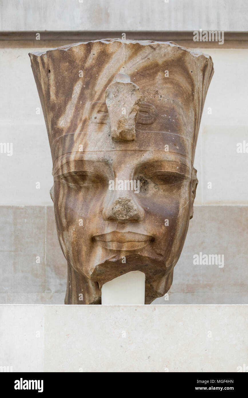 Londra. In Inghilterra. British Museum. Testa di quarzite del faraone Amenhotep III indossando la Corona Rossa del Basso Egitto (Deshret) con uraeus Foto Stock