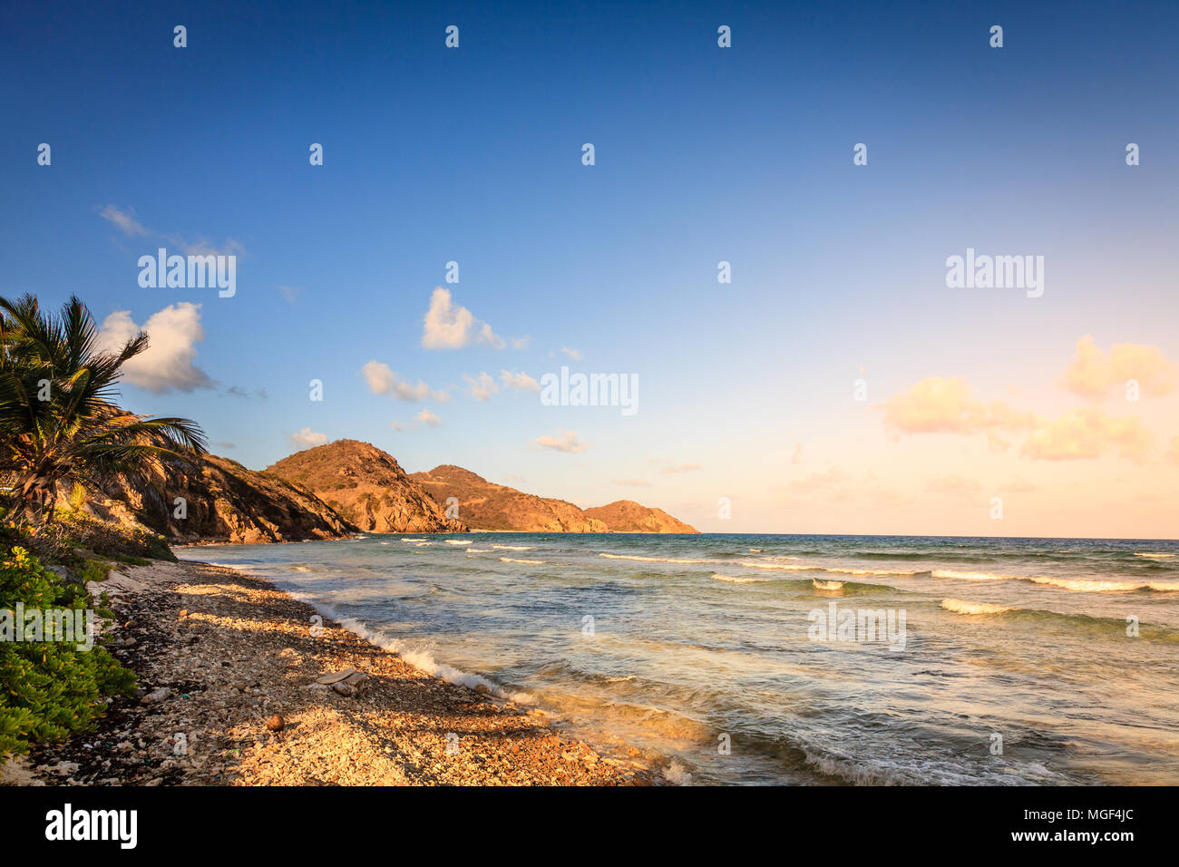 Di sera su una spiaggia deserta sull isola di Virgin Gorda, BVI Foto Stock