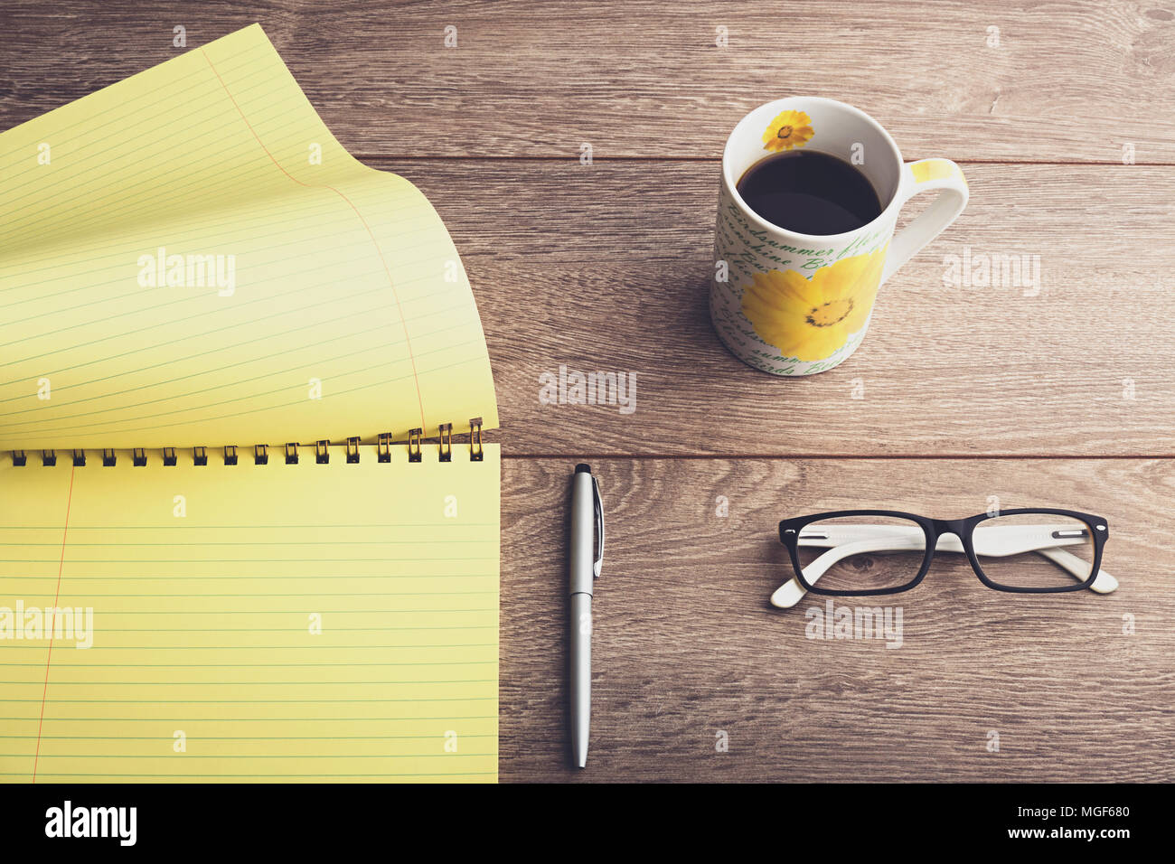 Desktop Aziendale Tazza Da Caffe Occhiali Una Penna E Un Blocco Note Giallo Su Un Tavolo Di Legno Vista Dall Alto In Basso Foto Stock Alamy