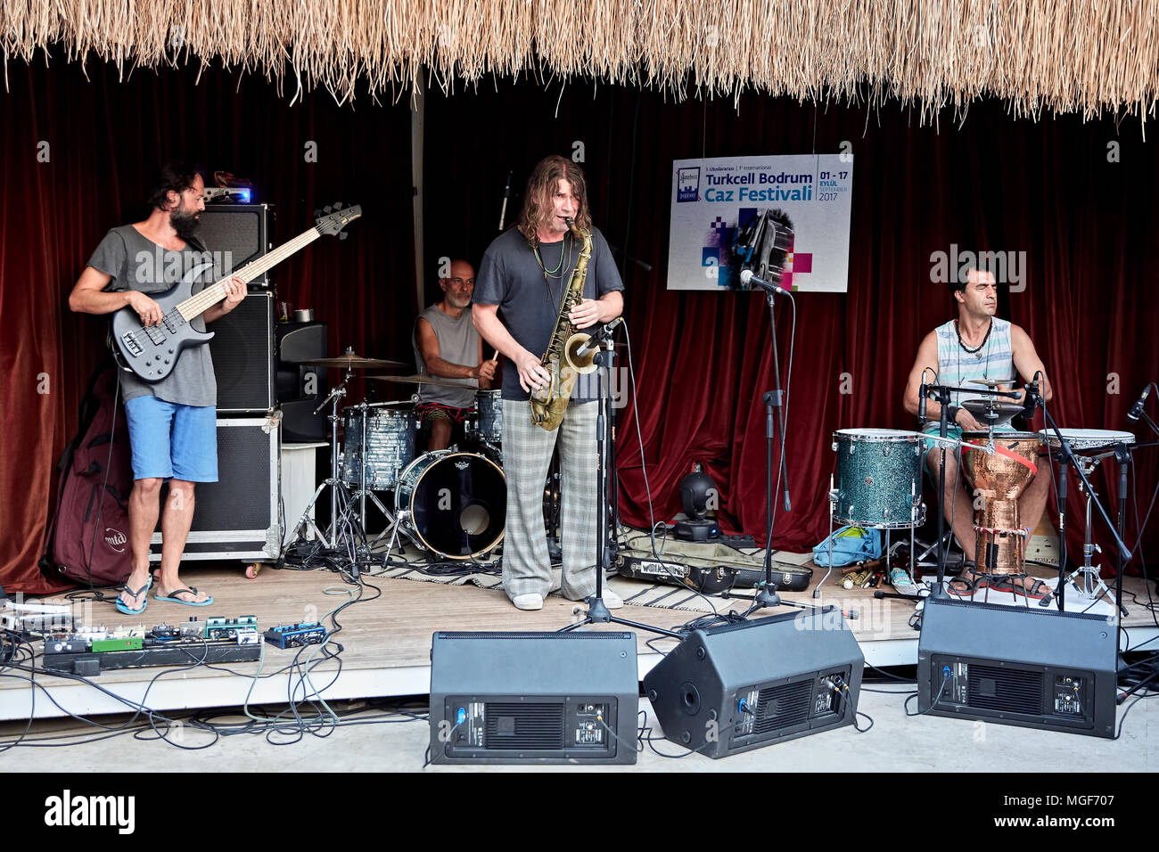 Bodrum, Turkey-August 2017: Ilhan Ersahin jazz band prove in Off Gumusluk club come parte di Turkcell Bodrum Jazz festival Foto Stock