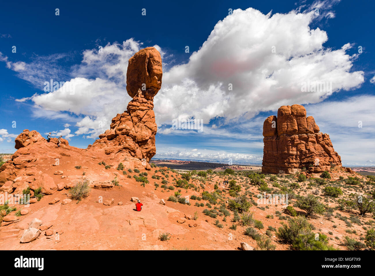 Vista della roccia equilibrato in Arches National Park con i turisti a passeggiare, Utah, Stati Uniti d'America Foto Stock