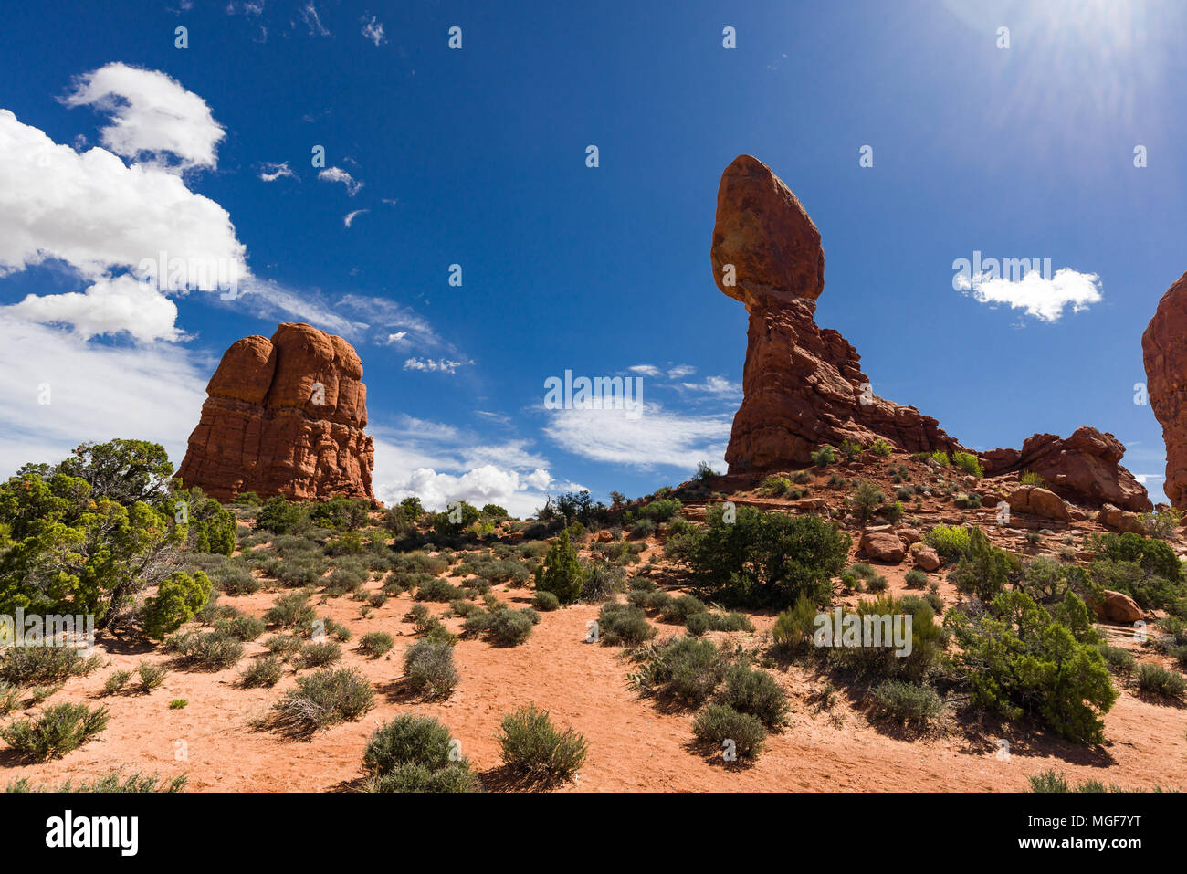 Vista della roccia equilibrato nel Parco Nazionale di Arches, Utah, Stati Uniti d'America Foto Stock