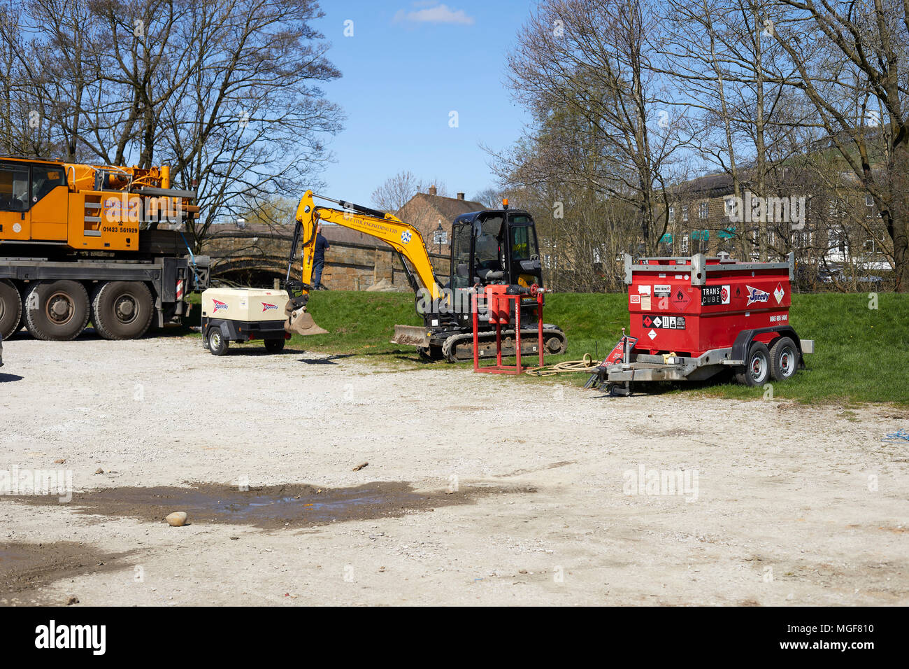 Un escavatore ed egli gru mobile e digger utilizzato per cancellare l'accumulo di detriti a valle da ponte a ponte Pateley. Nidderdale Foto Stock