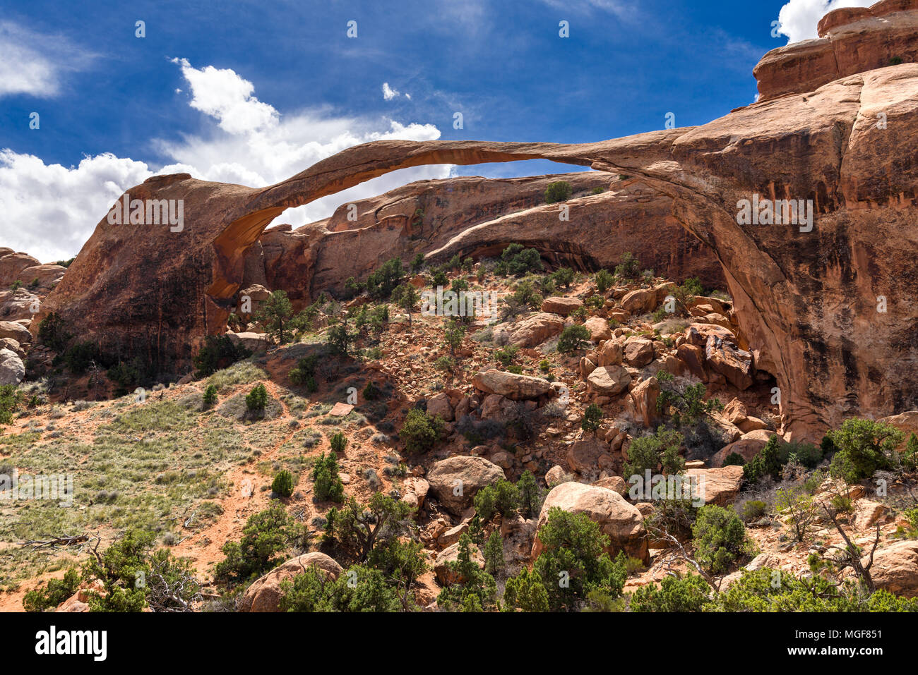 Landscape Arch nel Parco Nazionale Arches, Utah, Stati Uniti d'America Foto Stock