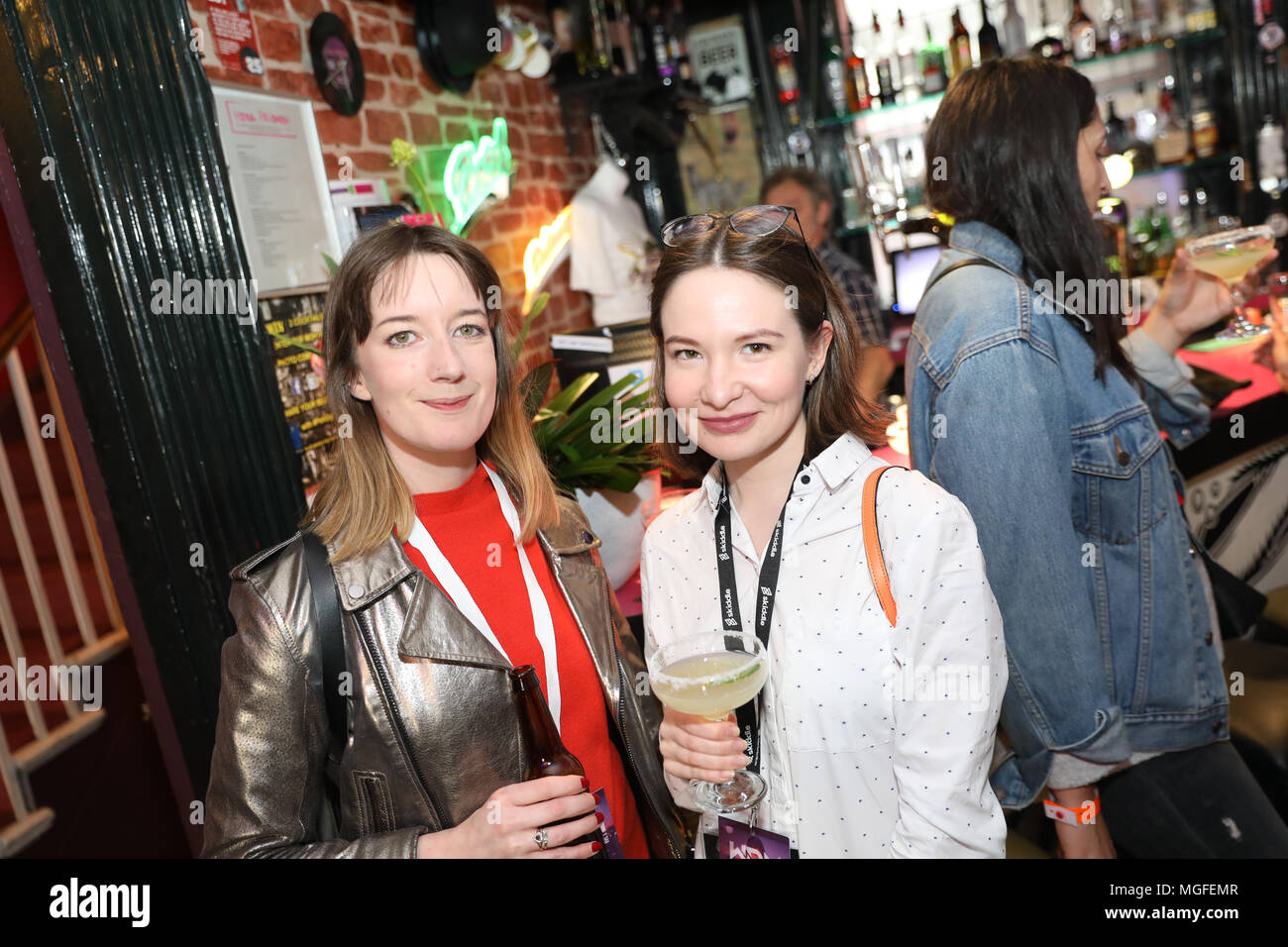 Brighton, Regno Unito, 26 aprile 2018. Le donne nella musica da ballo collettivo di launch party come parte della Brighton Music Conference 2018. Il 26 aprile 2018. Il Regno Unito è primo electronic music conference ritorna per il suo quinto anno di Brighton Dome e vari luoghi della città dal 25 - 28 aprile 2018. Native Instruments presenta le donne nella musica da ballo collettiva evento di networking in collaborazione con lei ha detto così, PRS Keychange Initiative & donne producono musica & KOKORO GIN. Foto Stock